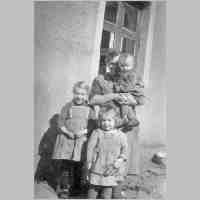 051-0069 Frau Bischoff mit ihren 3 Kindern.jpg